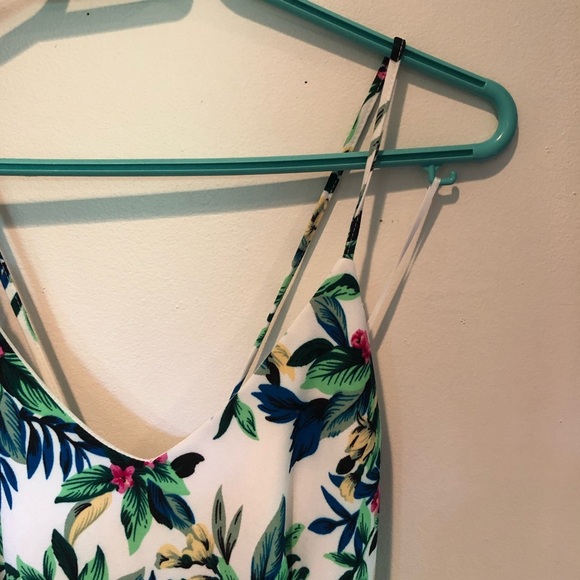 ✨Paper Crane✨ Floral Mini Dress - Picture 2 of 8